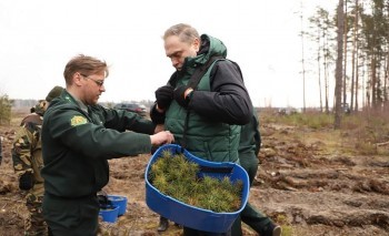 «Мы привлекаем внимание общественности к сохранению лесных богатств». Председатель облисполкома Владимир Караник присоединился к республиканской акции «Неделя леса»