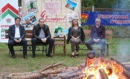 В рамках областного молодежного туристического слета на Юбилейном озере под Гродно состоялся открытый диалог "#раЗАм Беларусь" с участием руководства области.