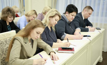 «Дыктоўка аб’яднае ўсіх, хто любіць родную мову». Супрацоўнікі аблвыканкама далучыліся да агульнай беларускамоўнай дыктоўкі ў Міжнародны дзень роднай мовы